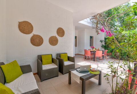 Villa Coralia: Møbel, Gulvbelægning, Indretning, Etage, Stol, Loft, Værelse, Stue, Stueplante, Køkken & Spisebord