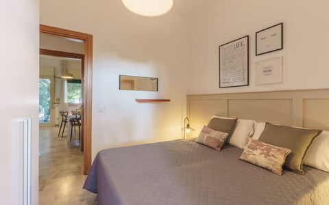 Villa Nami: Indretning, Møbel, Væg, Gulvbelægning, Loft, Træ, Seng, Værelse, Etage, Soveværelse