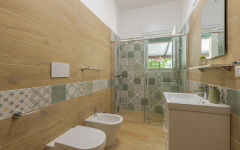 Villa San Vito: Gulvbelægning, Etage, Flise, Sanitærarmatur, Håndvask, Badeværelse, Tap, Vvs, Badeværelsesvask