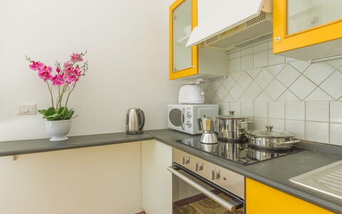 Villa San Vito: Køkken, Countertop, Køkken Apparat, Større Bandage, Indretning, Gul, Træ, Møbel, Gulvbelægning, Cabinetry