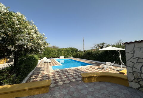 Villa Azzurra: Svømmepøl, Kompositmateriale, Udvej, Estate, Landscaping, Eco Hotel, Skygge, Flise, Water Feature, Hacienda