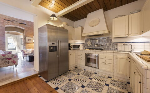 Villa Zambra: Køkken, Gulvbelægning, Indretning, Etage, Countertop, Køkken Apparat, Møbel, Større Bandage, Træ, Cabinetry