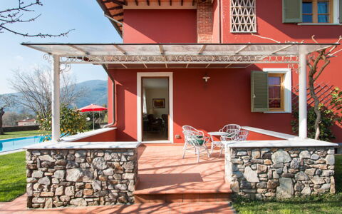 Villa Camaiore: Stol, Altan, Skygge, Veranda, Markise, Stueplante, Maling, Udendørs Struktur, Hacienda, Villa