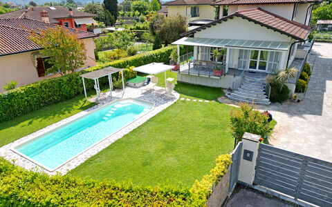 Villa Alex: Svømmepøl, Boligområde, Hus, Hjem, Tag, Have, Estate, Lawn, Landscaping, Fritid