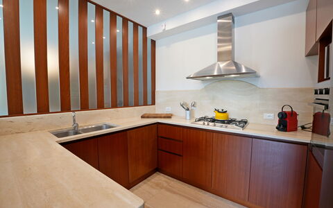 Villa Alex: Køkken, Gulvbelægning, Countertop, Træ, Indretning, Køkken Apparat, Cabinetry, Etage, Loft, Større Bandage