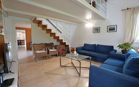 Villa Alex: Møbel, Indretning, Gulvbelægning, Couch, Træ, Etage, Loft, Værelse, Bord, Stue