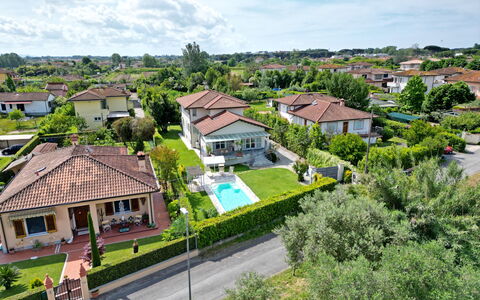 Villa Alex: Boligområde, Hus, Hjem, Tag, Kvarter, Forstad, Menneskelig Bosættelse, Estate, Landscaping, Have