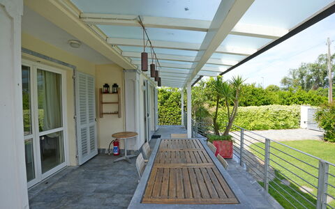 Villa Alex: Veranda, Skygge, Dør, Udendørs Struktur, Dæk, Blomsterkrukke, Udendørs Møbler, Gårdhave, Altan, Pergola