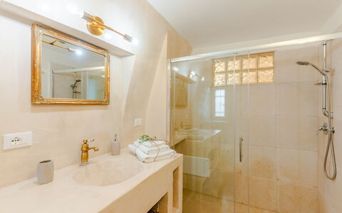 Casa Lea: Sanitærarmatur, Badeværelse, Væg, Indretning, Gulvbelægning, Badeværelsesvask, Træ, Etage, Tap, Håndvask