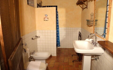 Appartamento Pietra Viva, Wifi, Near Perugia: Badeværelsesvask, Gulvbelægning, Sanitærarmatur, Væg, Etage, Indretning, Badeværelse, Træ, Håndvask, Tap