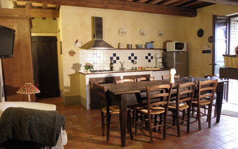 Appartamento Pietra Viva, Wifi, Near Perugia: Møbel, Indretning, Gulvbelægning, Træ, Etage, Bord, Loft, Køkken & Spisebord, Stol, Køkken