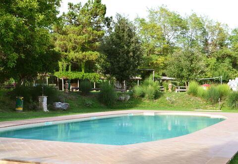 Appartamento Rustico, Wifi, Perugia: Svømmepøl, Træ, Udvej, Skygge, Have, Udendørs Møbler, Fritid, Backyard, Landscaping, Water Feature