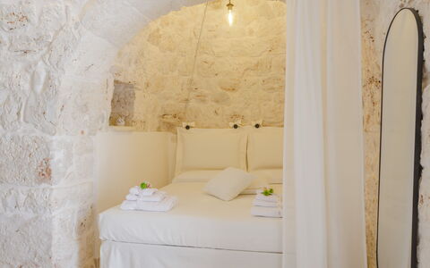 Trullo Quattro Carrini: Soveværelse, Sengetøj, Seng, Sengetøj, Sengetøj, Stenmur, Pude