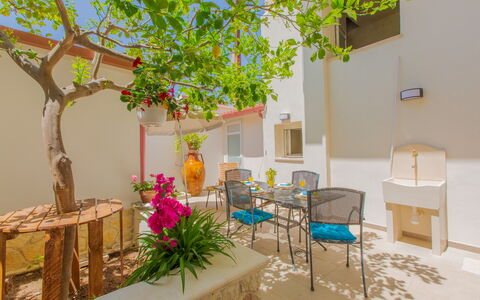 Casa Nonna Netta: Blomsterkrukke, Stueplante, Stol, Udendørs Møbler, Bejdse, Gårdhave, Backyard, Hacienda, Gårdsplads, Floral Design