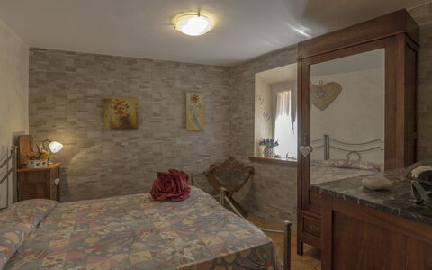 Casale La Pieve: Møbel, Indretning, Væg, Gulvbelægning, Soveværelse, Loft, Værelse, Etage, Seng, Belysning