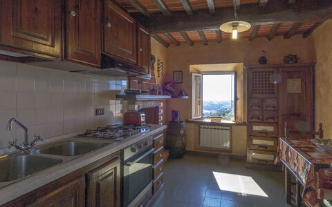 Casale La Pieve: Køkken, Møbel, Gulvbelægning, Indretning, Countertop, Cabinetry, Køkken Apparat, Større Bandage, Værelse, Hjem
