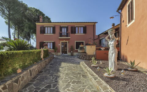 Casale La Pieve: Blomsterkrukke, Hjem, Dør, Landscaping, Estate, Indkørsel, Have, Hacienda, Stueplante, Flise