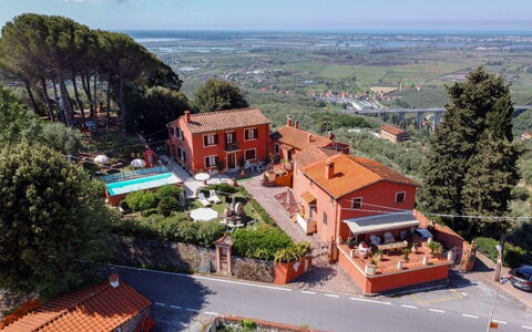 Casale La Pieve: Udvej, Svømmepøl, Ferieby, Udendørs Møbler, Eco Hotel, Villa, Hacienda, Bjerglandsby