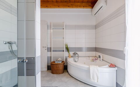 Casa Colleoro: Indretning, Gulvbelægning, Sanitærarmatur, Etage, Loft, Belysning, Badeværelse, Vvs, Hjem, Møbel