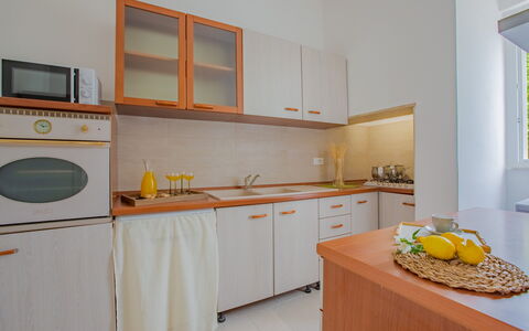 Villa Vera: Indretning, Gulvbelægning, Træ, Køkken, Møbel, Countertop, Etage, Køkken Apparat, Større Bandage, Værelse