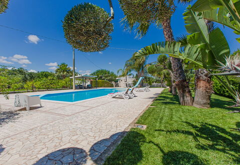 Trullo Poggio Con Piscina: Blå, Træ, Skygge, Udvej, Svømmepøl, Landscaping, Eco Hotel, Estate, Hacienda