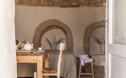 Masseria Le Monache: Møbel, Indretning, Værelse, Stol, Naturmateriale, Sengetøj, Bejdse, Hårdttræ, Stueplante, Pude