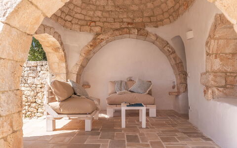 Masseria Le Monache: Væg, Møbel, Stenmur, Mursten, Naturmateriale, Stol, Stue, Stueplante, Pude