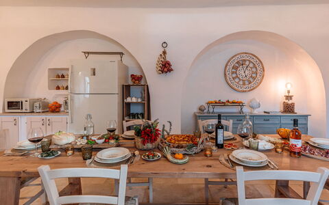 Masseria Le Monache: Møbel, Bord, Køkken & Spisebord, Stol, Bordservice, Spisestue, Hjem, Stueplante, Serveware, Blomsterkrukke
