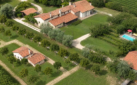 Silea Apartments, Pool, Garden, Treviso: Bygning, Hus, Boligområde, Tag, Landskab, Landdistrikt, Hjem, Estate, Land Lot, Almindeligt