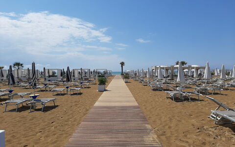 Silea Apartments, Pool, Garden, Treviso: Horisont, Strand, Hav, Ocean, Kyst, Skygge, Kyst, Udendørs Møbler, Sand, Tropics