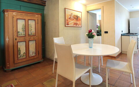Silea Apartments, Pool, Garden, Treviso: Møbel, Indretning, Gulvbelægning, Træ, Bord, Etage, Spisestue, Værelse, Køkken & Spisebord, Stol