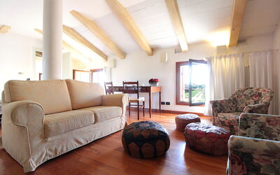 Terrace Apartment: Møbel, Indretning, Gulvbelægning, Etage, Couch, Værelse, Træ, Stue, Bord, Textile
