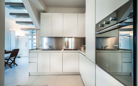 Cala Marina: Køkken, Køkken Apparat, Indretning, Countertop, Gulvbelægning, Cabinetry, Større Bandage, Loft, Etage, Arkitektur