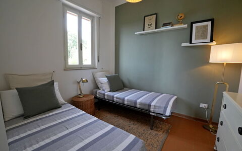 Villa Corsanico: Møbel, Seng, Indretning, Soveværelse, Væg, Etage, Gulvbelægning, Træ, Sengetøj, Værelse