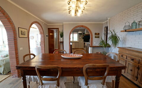 Villa Corsanico: Møbel, Indretning, Væg, Gulvbelægning, Træ, Bord, Køkken & Spisebord, Spisestue, Stol, Etage