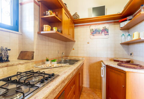 Luxury Private Villa With Garden: Køkken, Køkken Apparat, Countertop, Større Bandage, Træ, Indretning, Gulvbelægning, Køkkenvask, Cabinetry, Komfur