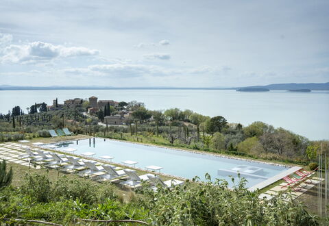 Battisole: Vand, Kyst, Udvej, Ferieby, Eco Hotel, Svømmepøl, Tropics, Bugt