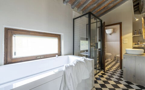 Villa delle Rose: Væg, Indretning, Gulvbelægning, Etage, Sanitærarmatur, Badekar, Møbel, Badeværelse, Loft, Værelse