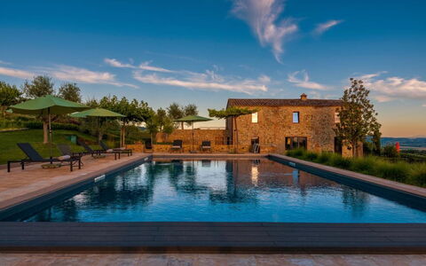 Podere Vigna Nuova: Blå, Svømmepøl, Estate, Villa, Landscaping, Stuehus, Plantation, Hacienda, Mansion, Landbrug