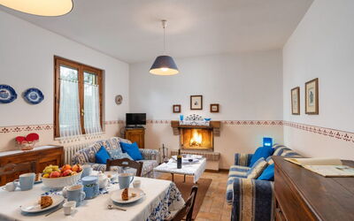 Sparrow: Møbel, Indretning, Gulvbelægning, Værelse, Belysning, Loft, Hjem, Etage, Billedramme, Stue