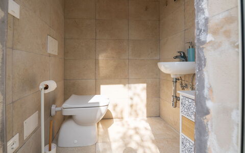 Villa Prestige: Toiletbræt, Væg, Sanitærarmatur, Gulvbelægning, Badeværelse, Toilet, Etage, Vvs, Indretning, Keramisk