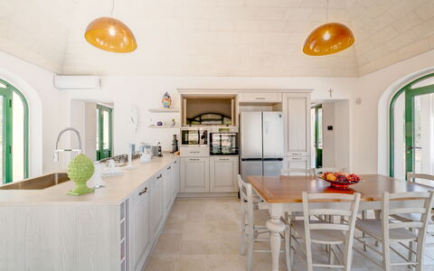 Villa Prestige: Indretning, Køkken, Gulvbelægning, Møbel, Loft, Etage, Countertop, Belysning, Cabinetry, Lysarmatur