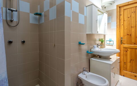Badesi 10: Badeværelse, Sanitærarmatur, Gulvbelægning, Håndvask, Badeværelsesvask, Indretning, Etage, Toilet, Tap, Toiletbræt