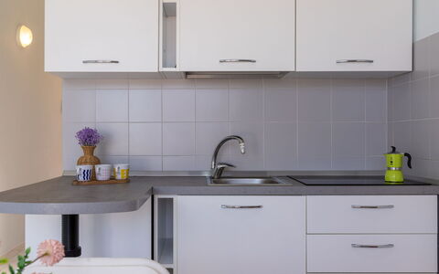 Badesi 10: Køkken, Countertop, Møbel, Cabinetry, Køkkenvask, Køkken Apparat, Indretning, Sanitærarmatur, Håndvask, Tap