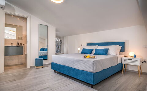 Attico Sea View: Møbel, Indretning, Gulvbelægning, Soveværelse, Etage, Seng, Træ, Værelse, Loft, Lejlighed