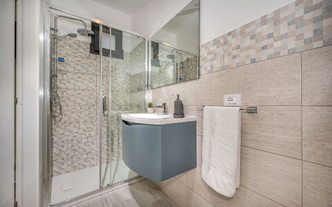 Attico Sea View: Badeværelse, Gulvbelægning, Sanitærarmatur, Indretning, Etage, Tap, Flise, Vvs, Håndvask, Toilet