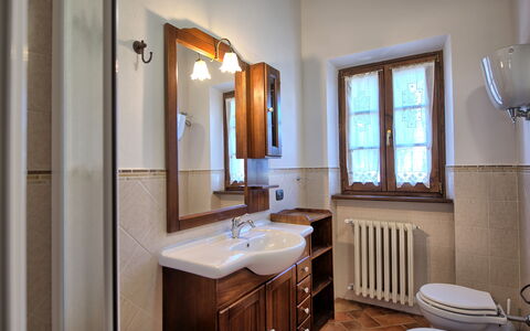 Villa Portole Due: Badeværelsesvask, Sanitærarmatur, Indretning, Håndvask, Gulvbelægning, Tap, Badeværelse, Etage, Vvs, Cabinetry