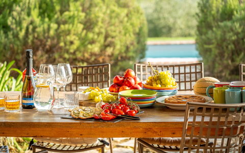 Villa Olivo: Møbel, Mad, Bordservice, Bord, Drinkware, Stol, Frugt, Udendørs Møbler, Udendørs Bord, Serveware