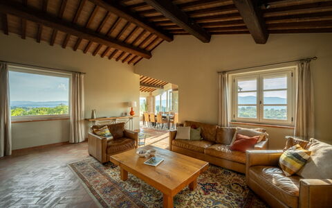 Villa Olivo: Møbel, Loft, Værelse, Billedramme, Hårdttræ, Trægulve, Stol, Bejdse, Stue