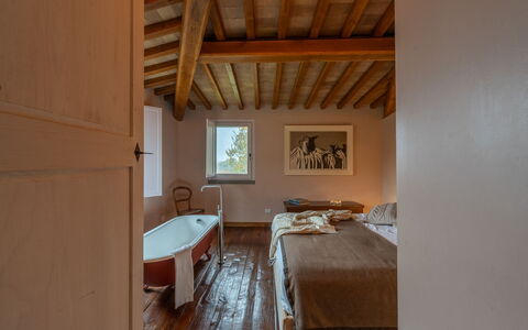 Casale le Fonti: Væg, Indretning, Møbel, Soveværelse, Gulvbelægning, Træ, Etage, Seng, Loft, Sengetøj